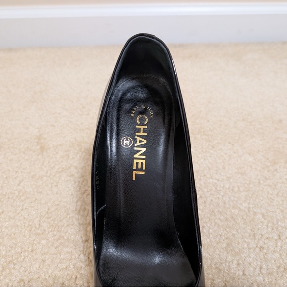 Chanel size 8 black patent leather high heel with Chanel in gold on heel. - Picture 7 of 16